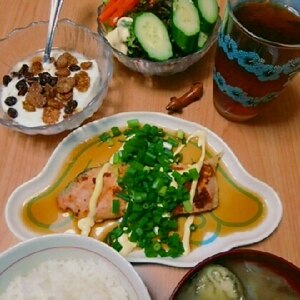 鮭のマヨ焼き　ポン酢添え。